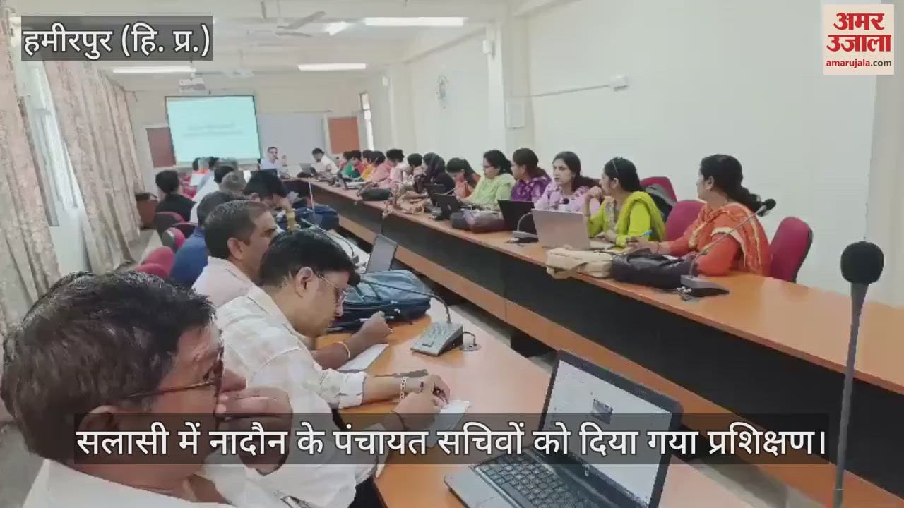 Hamirpur: Training given to Panchayat Secretaries of Naidun in Salasi
