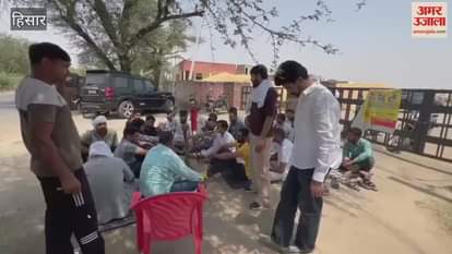Angry farmers and traders staged a sit-in protest in Hisar due to non-lifting of wheat and delay in payment