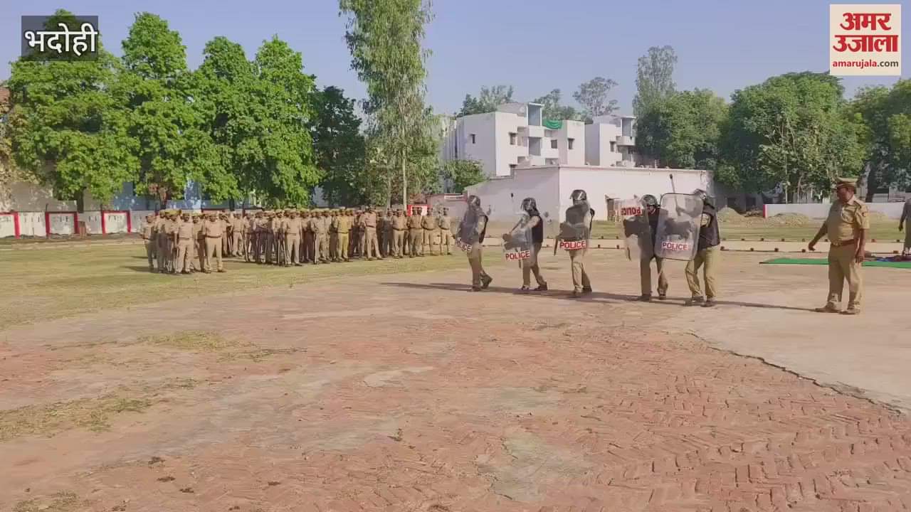 Bhadohi SP himself picked up gun and took charge of front