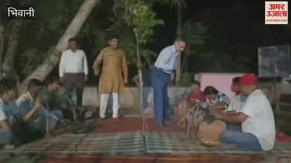 DC Mahavir Kaushik recited Ragini during his overnight stay at Dhani Biran in Bhiwani