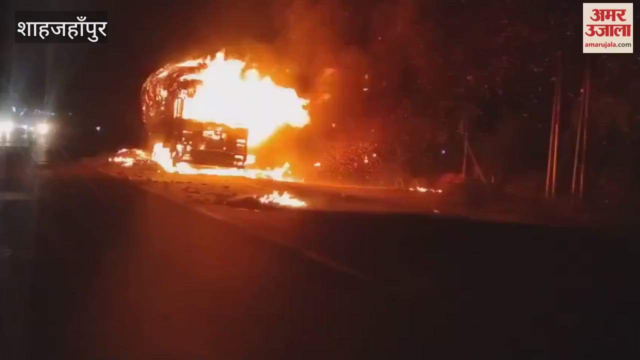Truck catches massive fire in shahjahanpur