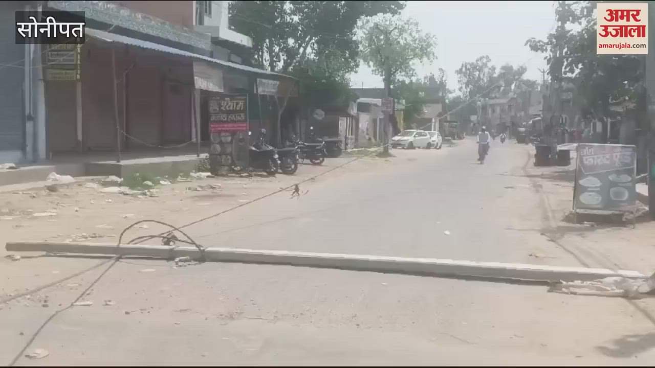 Street light pole broken due to collision with dumper in Sonipat, people troubled due to closure of traffic