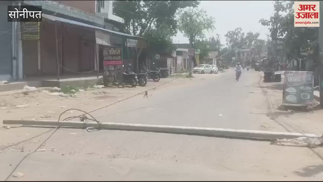 Street light pole broken due to collision with dumper in Sonipat, people troubled due to closure of traffic
