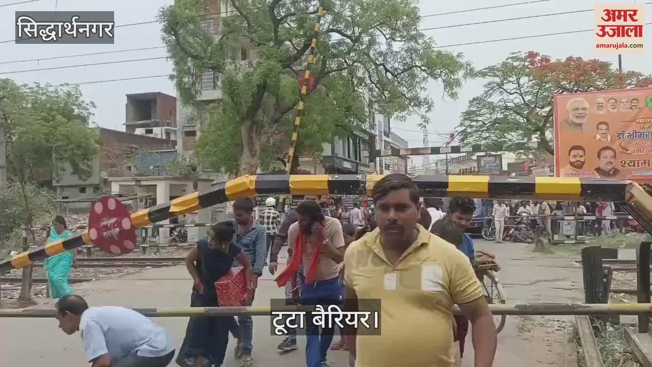 Barrier of railway crossing of Gorakhpur Gonda railway section broke, causing problem
