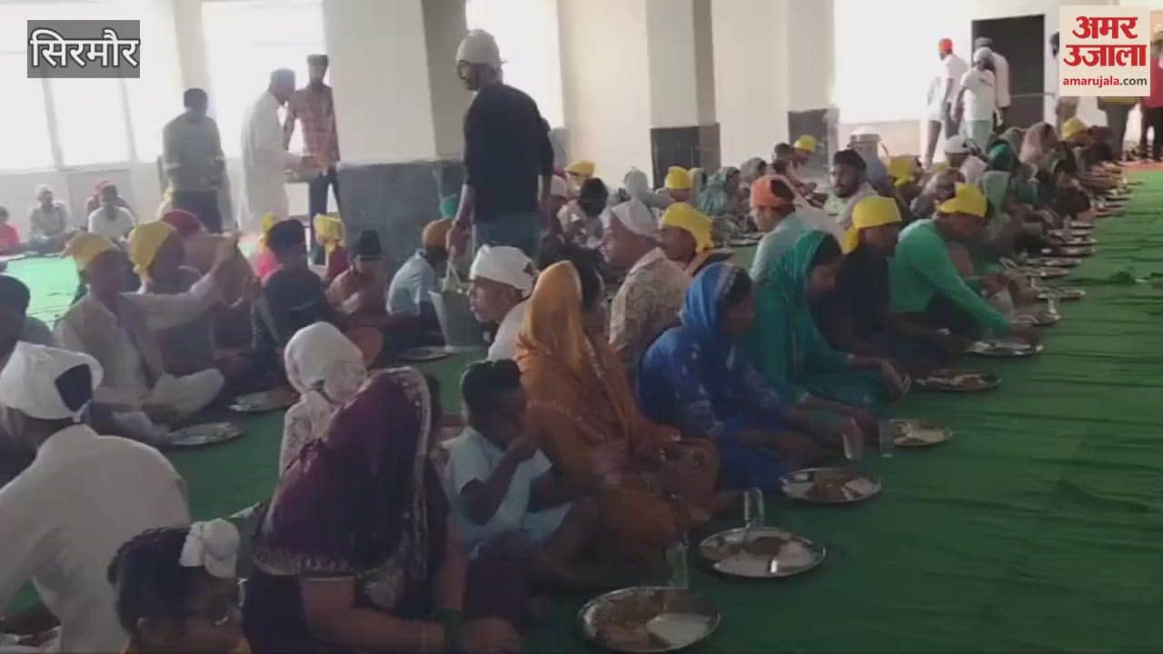 Sirmour: The devotees took prasad in the langar in Nahan