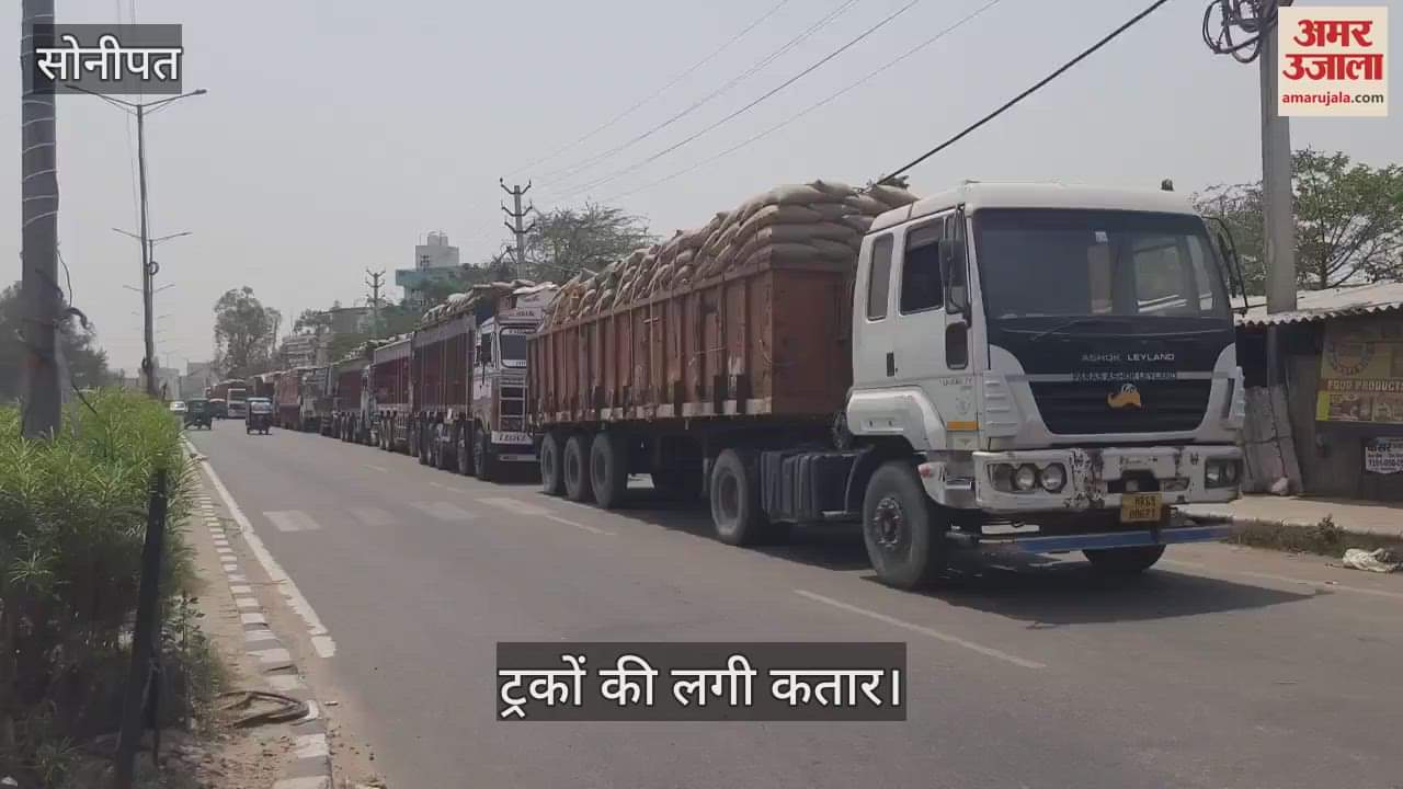 गोदाम के बाहर मुरथल रोड की एक लेन पर ट्रकों का कब्जा