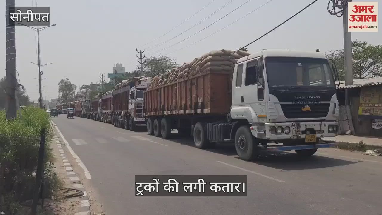 गोदाम के बाहर मुरथल रोड की एक लेन पर ट्रकों का कब्जा