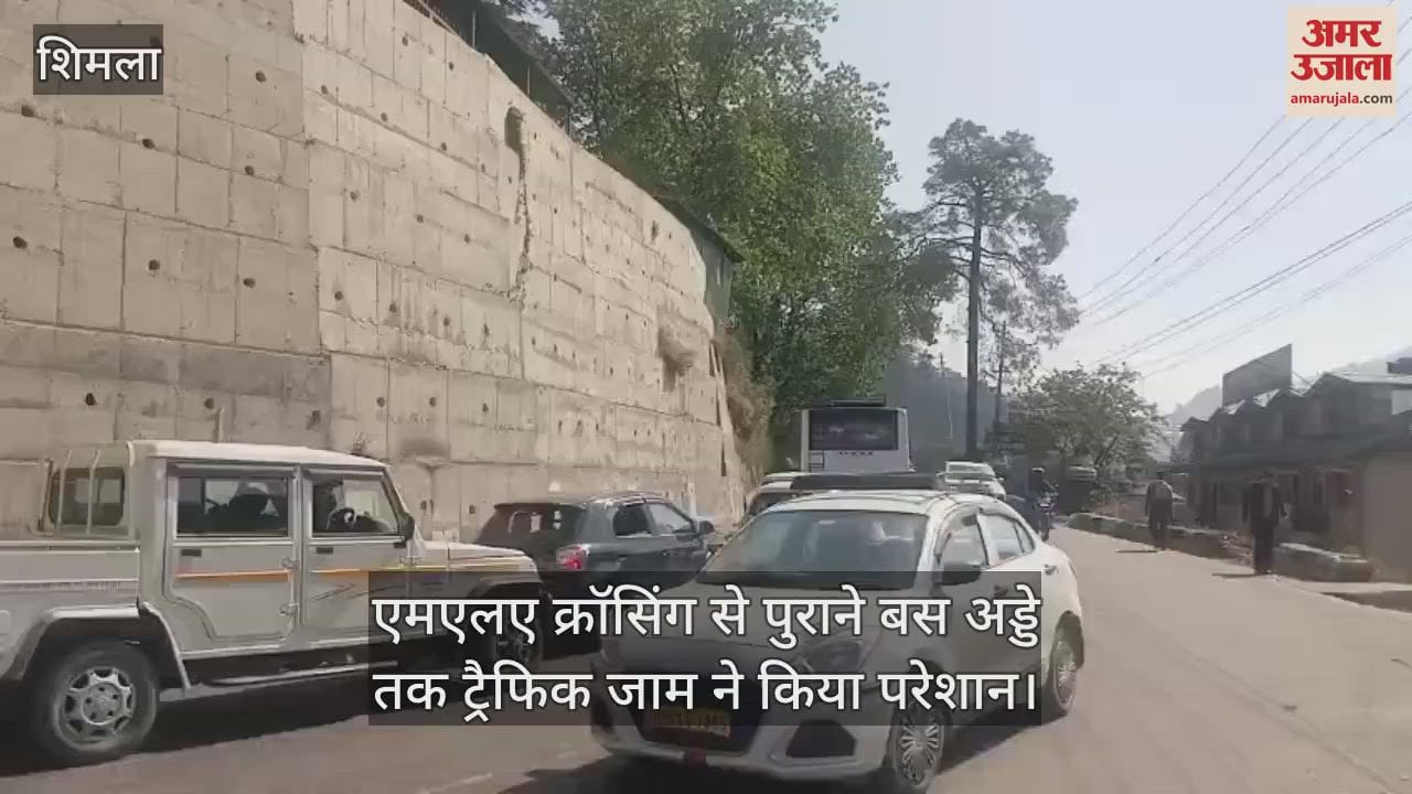 Traffic jam from MLA crossing to old bus stand caused trouble, people reached their destination on foot
