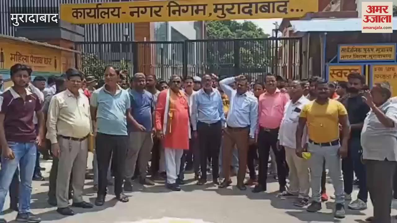Before the Moradabad Municipal Corporation meeting, sanitation workers created a ruckus