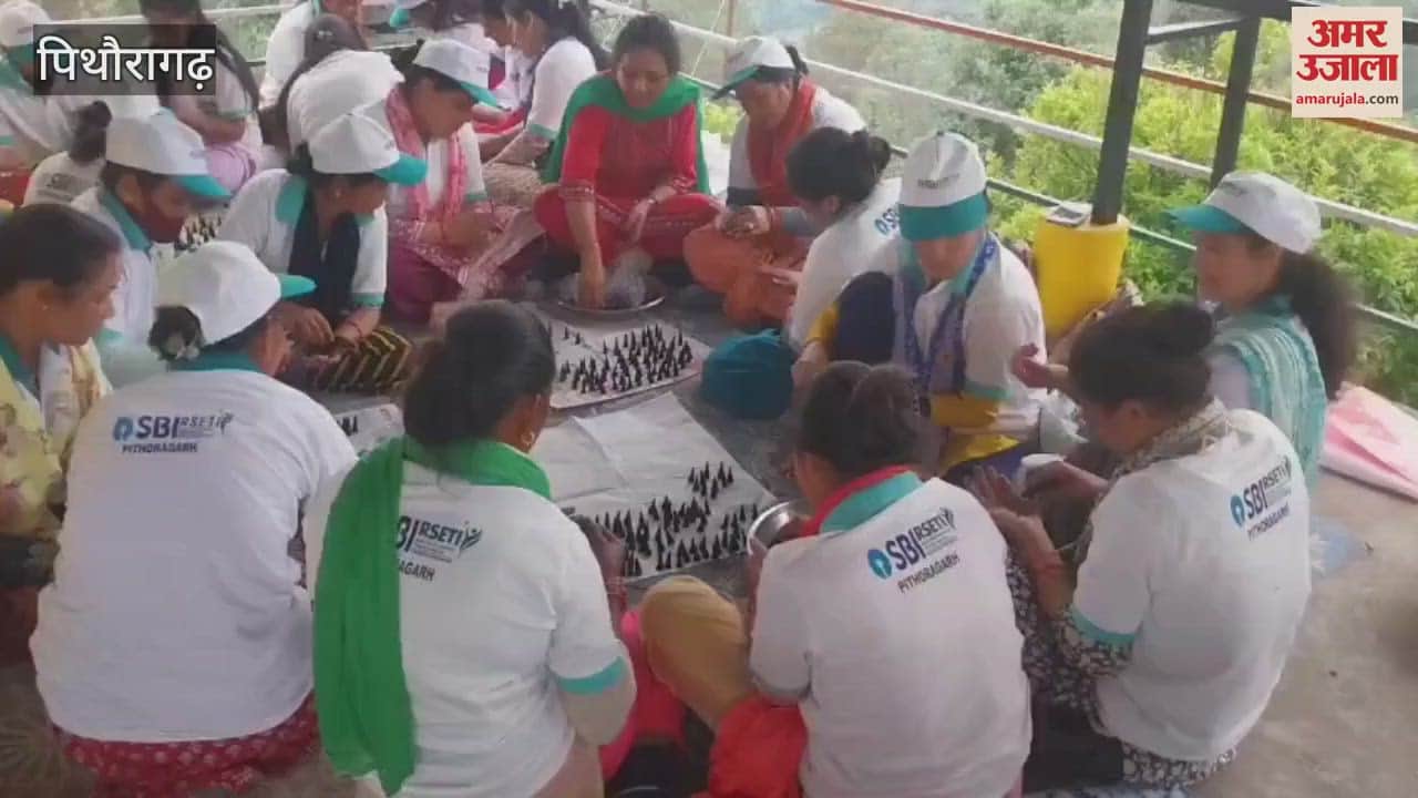 डीडीहाट में महिलाओं को अगरबत्ती बनाने का प्रशिक्षण, एसबीआई आरसेटी की पहल