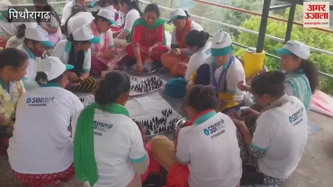 डीडीहाट में महिलाओं को अगरबत्ती बनाने का प्रशिक्षण, एसबीआई आरसेटी की पहल