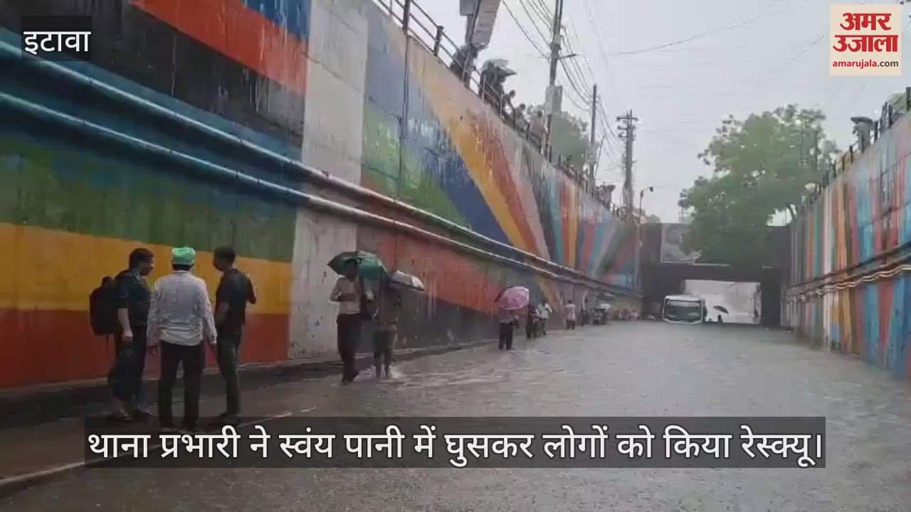 इटावा के मैनपुरी अंडरपास में जलभराव, रोडवेज बस फंसी बस…जेसीबी से निकलवाई