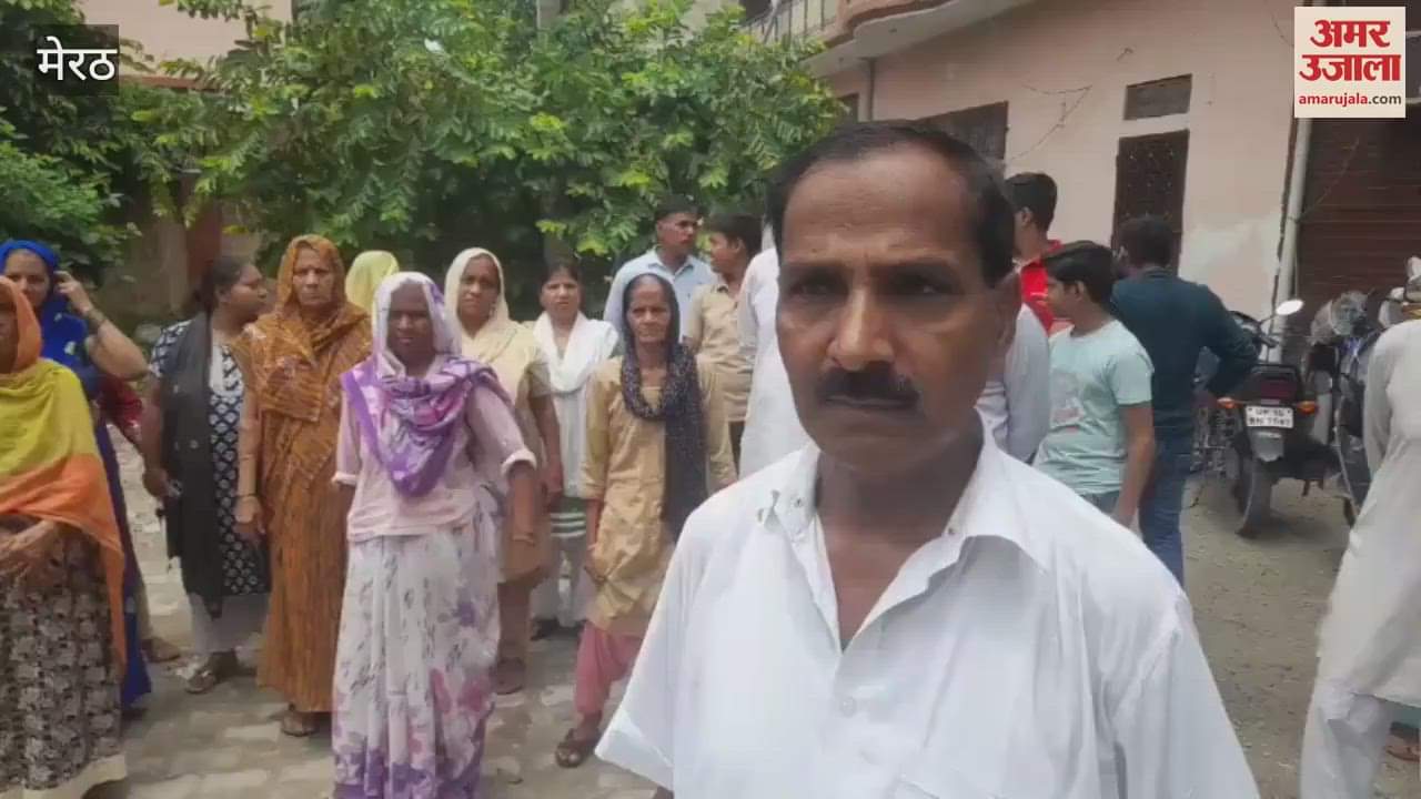 Meerut: Locals protested against the closure of the road in Ramgarhi in front of CCSU