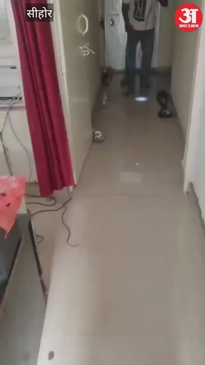 Sehore News: There was a commotion in the police station after seeing a snake