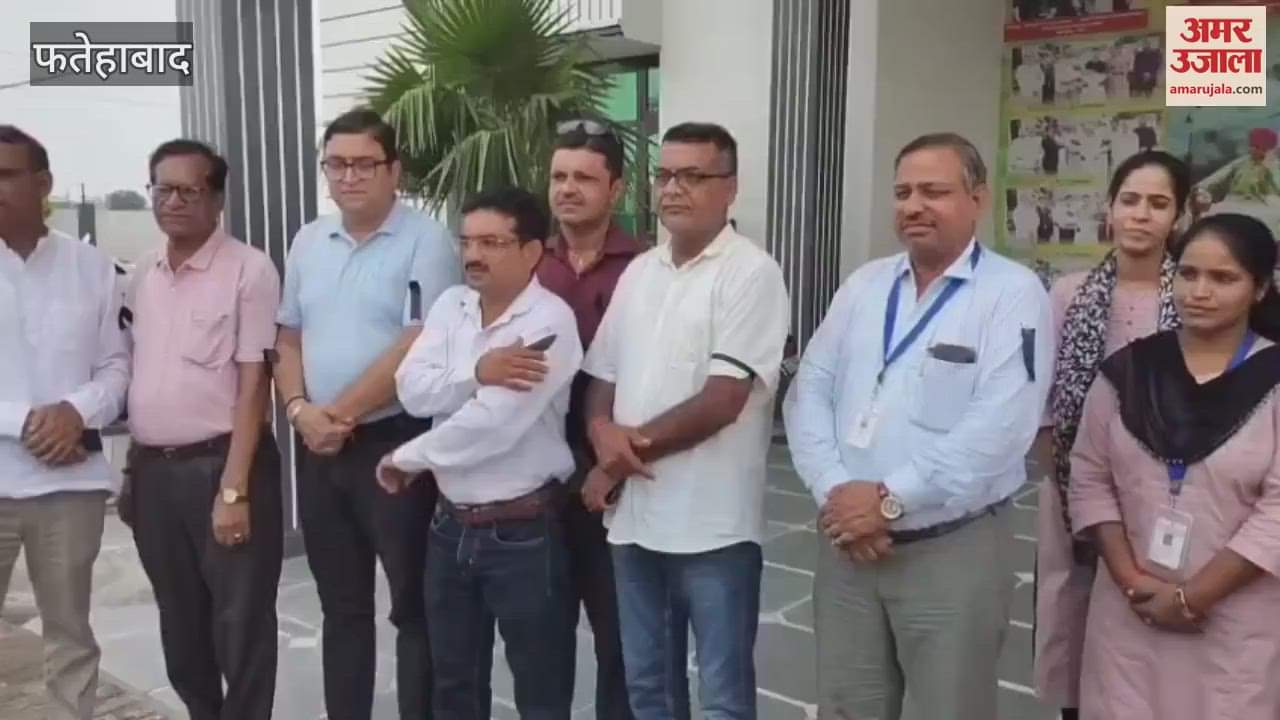 Private schools in Tohana, Fatehabad expressed their anger by wearing black bands and declared holiday on Saturday.