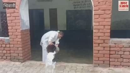 Due to heavy rain in Bhiwani, water reached the dual desk of the school, swings also got submerged