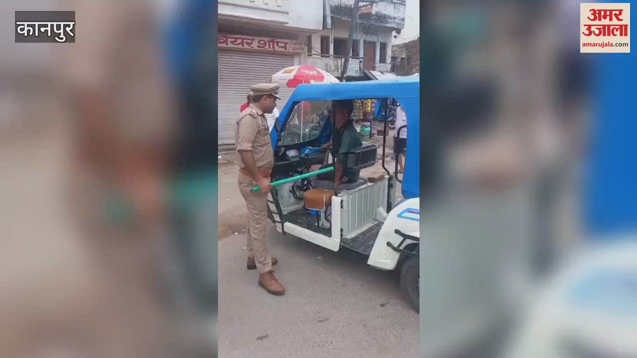 Police removed e-rickshaws and tempos by hitting them with sticks