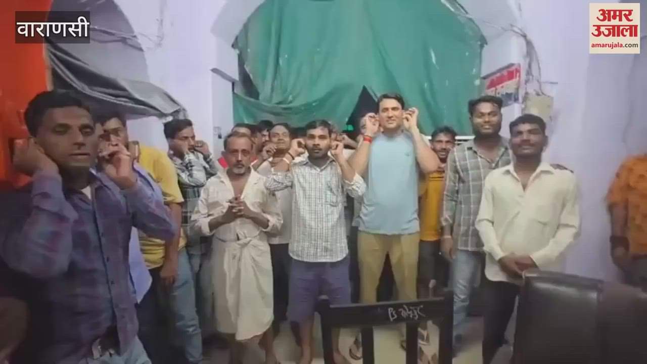 Drunkards pleaded in front of Varanasi Police by holding their ears