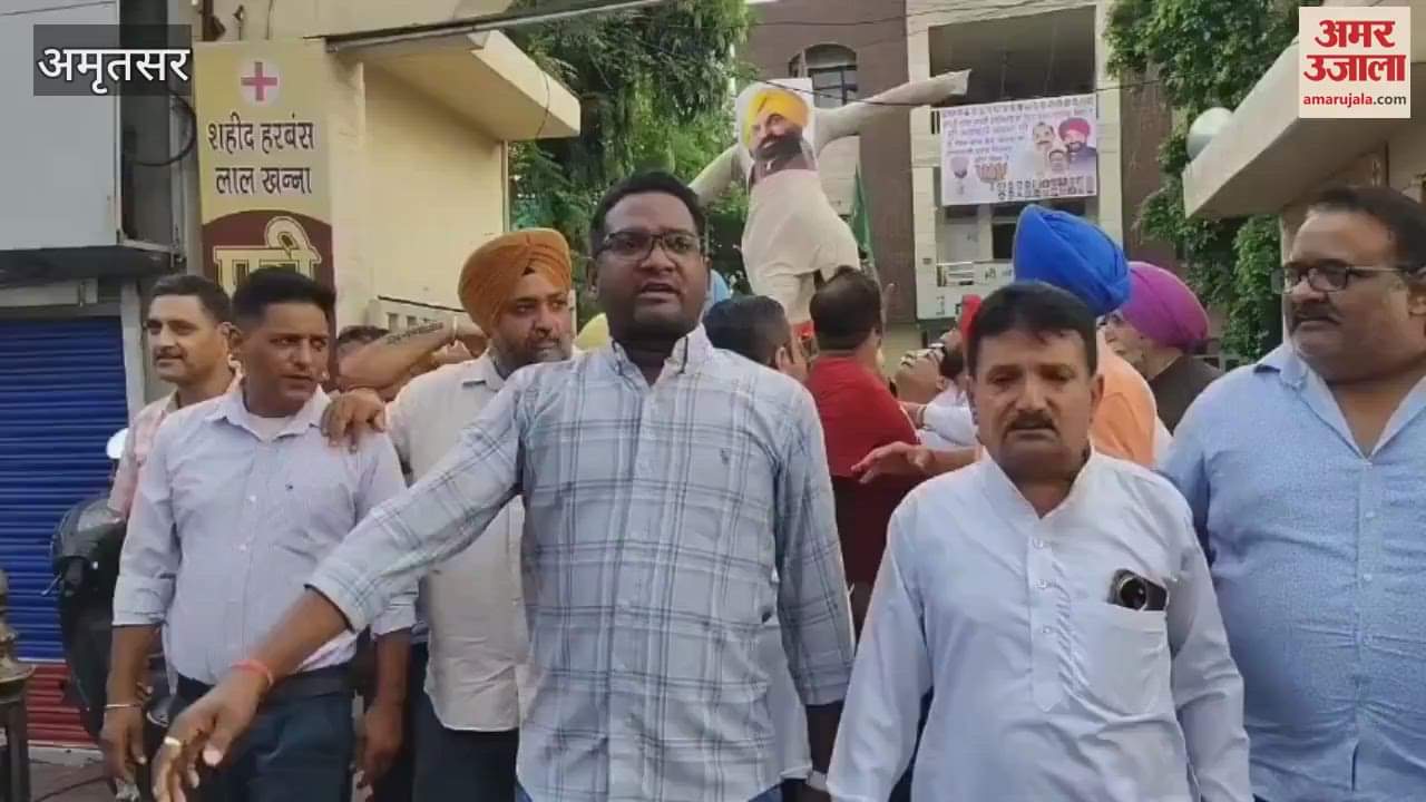 BJP workers burnt the effigy of CM Mann outside Amritsar BJP office