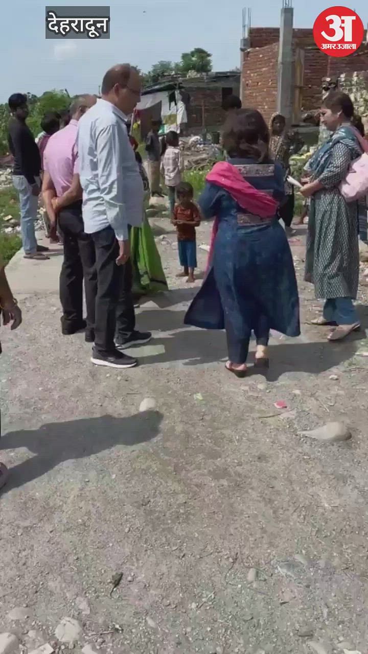उत्तराखंड बाल आयोग की अध्यक्ष गीता खन्ना टीम के साथ पहुंचीं केशवपुरी बस्ती, मिला था नाबालिग का शव