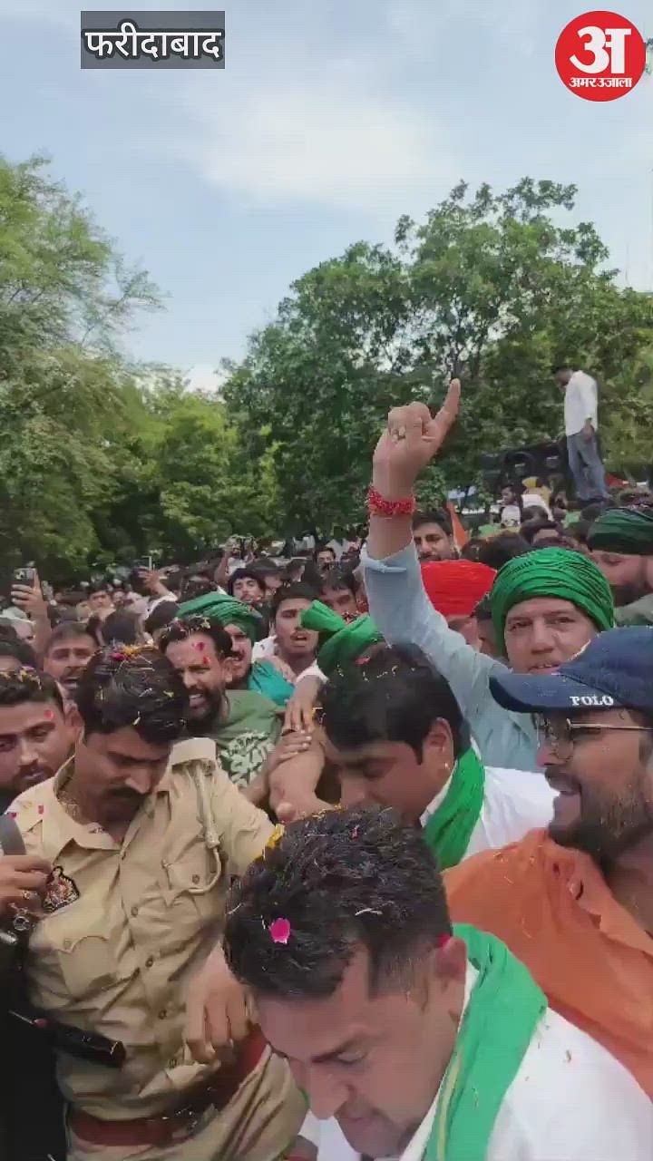 अनंगपुर को बचाने के लिए आयोजित महापंचायत में पहुंचे किसान नेता राकेश टिकैत