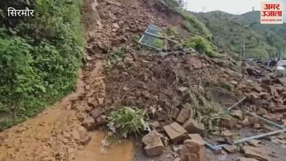 Sirmaur Two vehicles hit by landslide on Haripurdhar-Kupvi road
