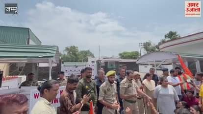 ABVP protested in front of the Chief Minister's residence against making Urdu compulsory in the Naib Tehsildar examination.