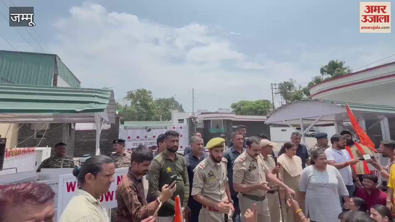 ABVP protested in front of the Chief Minister's residence against making Urdu compulsory in the Naib Tehsildar examination.