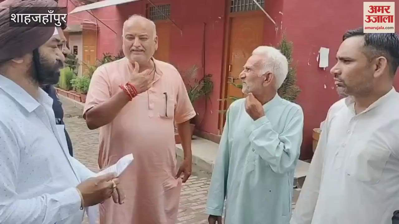 Traders protest against the removal of shops in Shahjahanpur