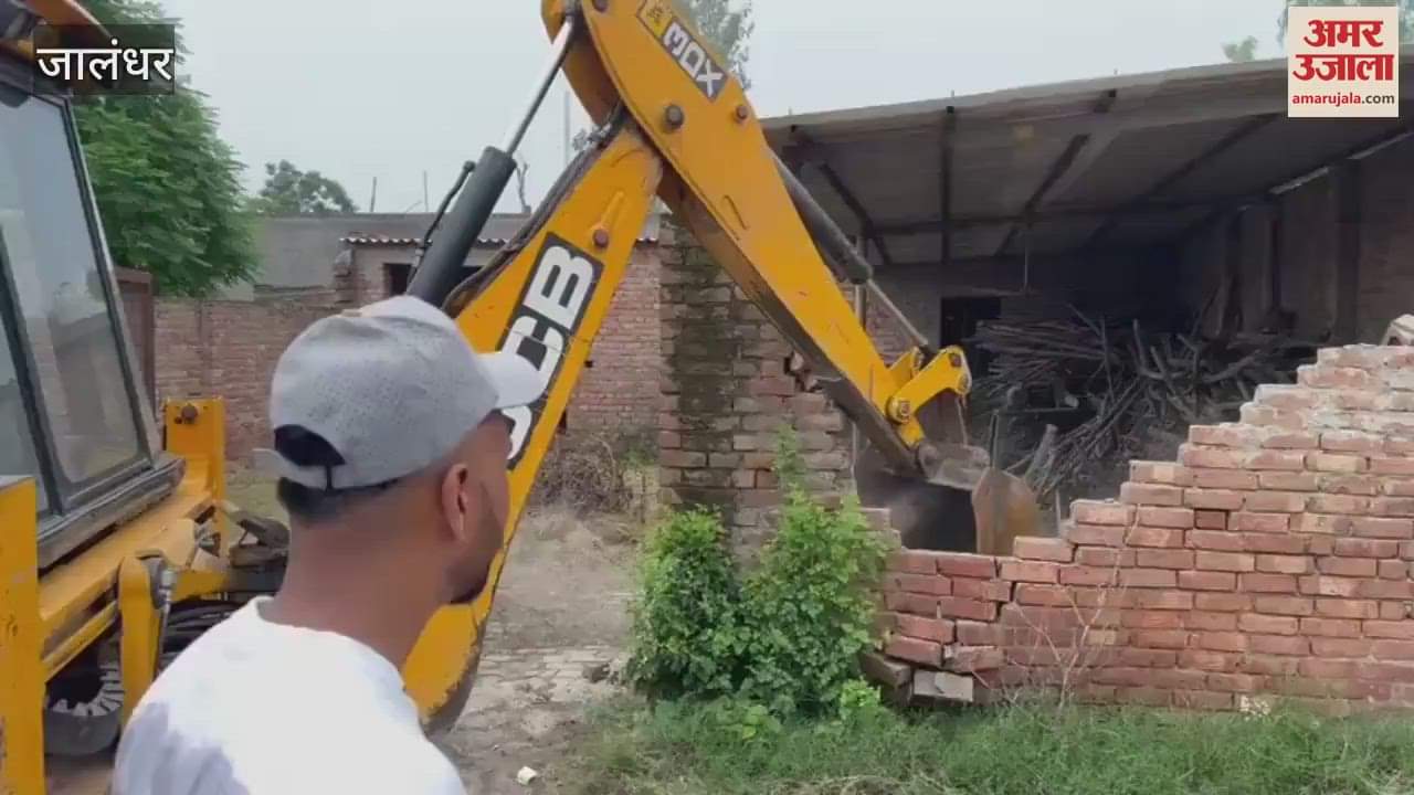 Police ran a bulldozer on the building built by a drug smuggler in Jalandhar