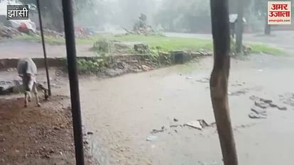 Heavy rain in Jhansi's Gursarai Nagar area Heavy rain in Jhansi's Gursarai Nagar area