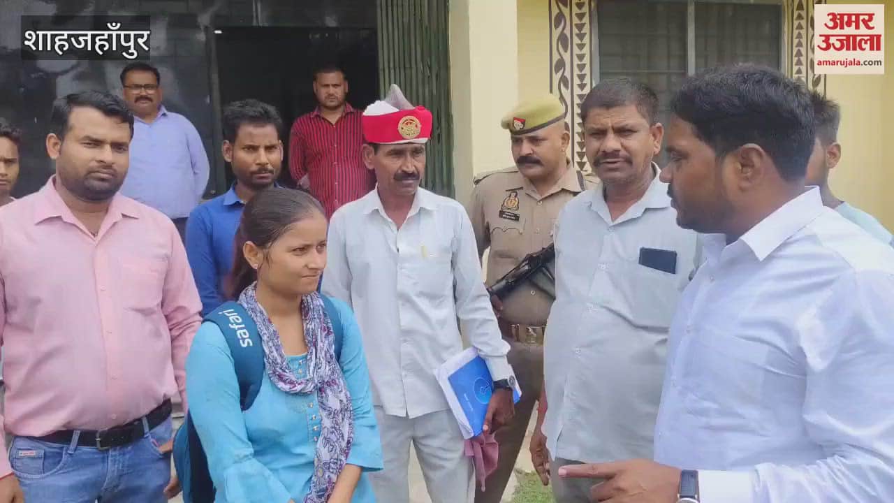 ADM suspended the sweeper in Shahjahanpur