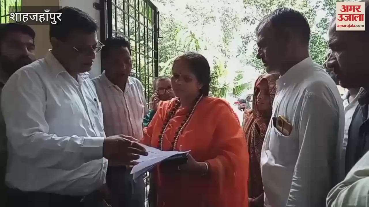Sadhvi Prachi submitted a memorandum to the DM over the non-arrest of the accused of attacking the gunner