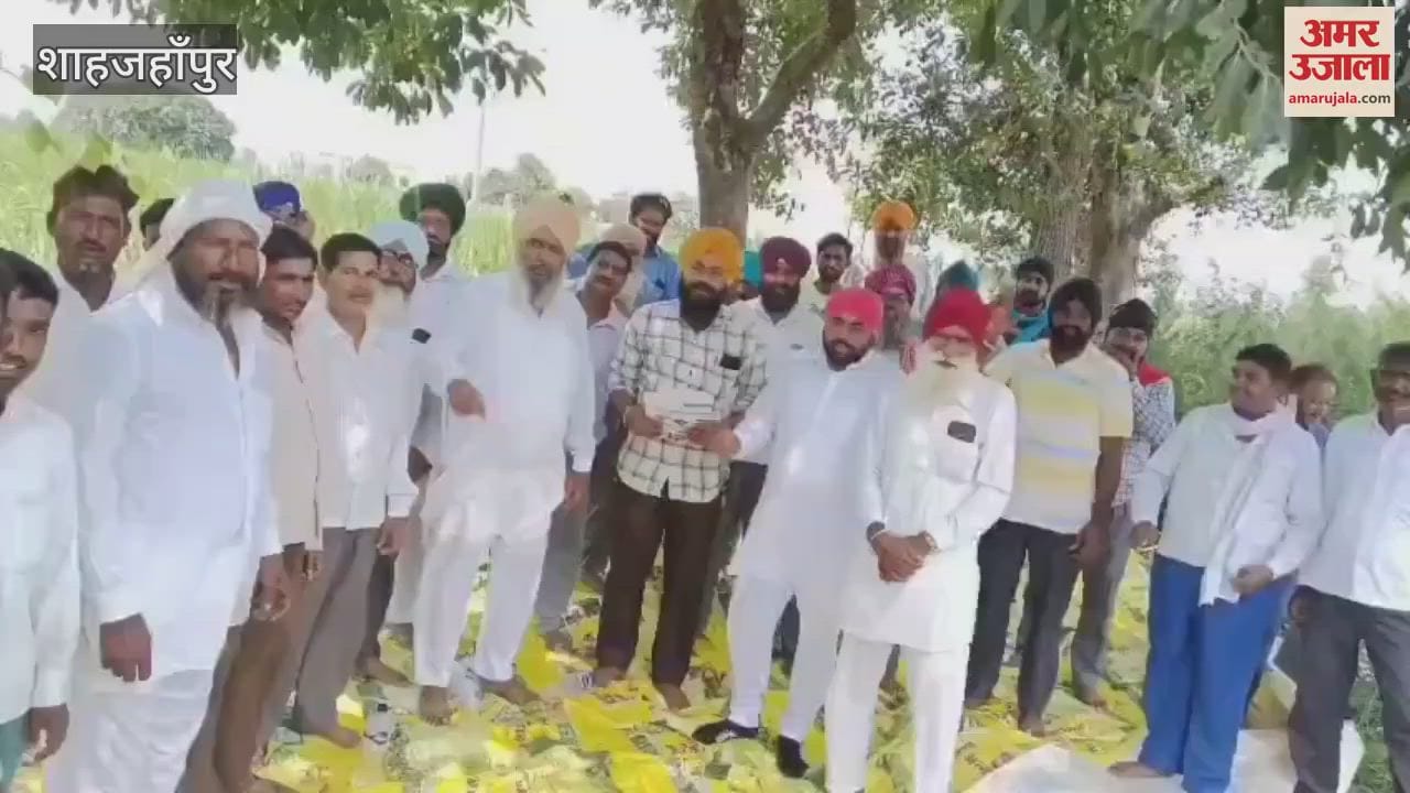 Farmers troubled due to low voltage sit-in protest at the power substation in Shahjahanpur