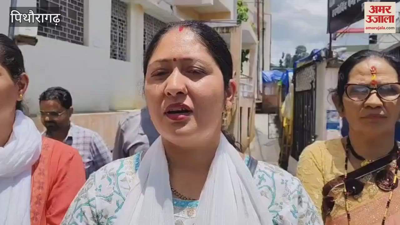 Congress workers distributed fruits to patients on the birthday of the state president in pithoragarh