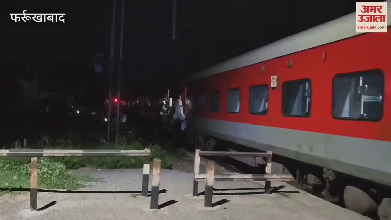 Due to the length of the train, four coaches do not remain on the platform