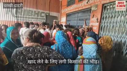 Crowd of farmers gathered to take fertilizer