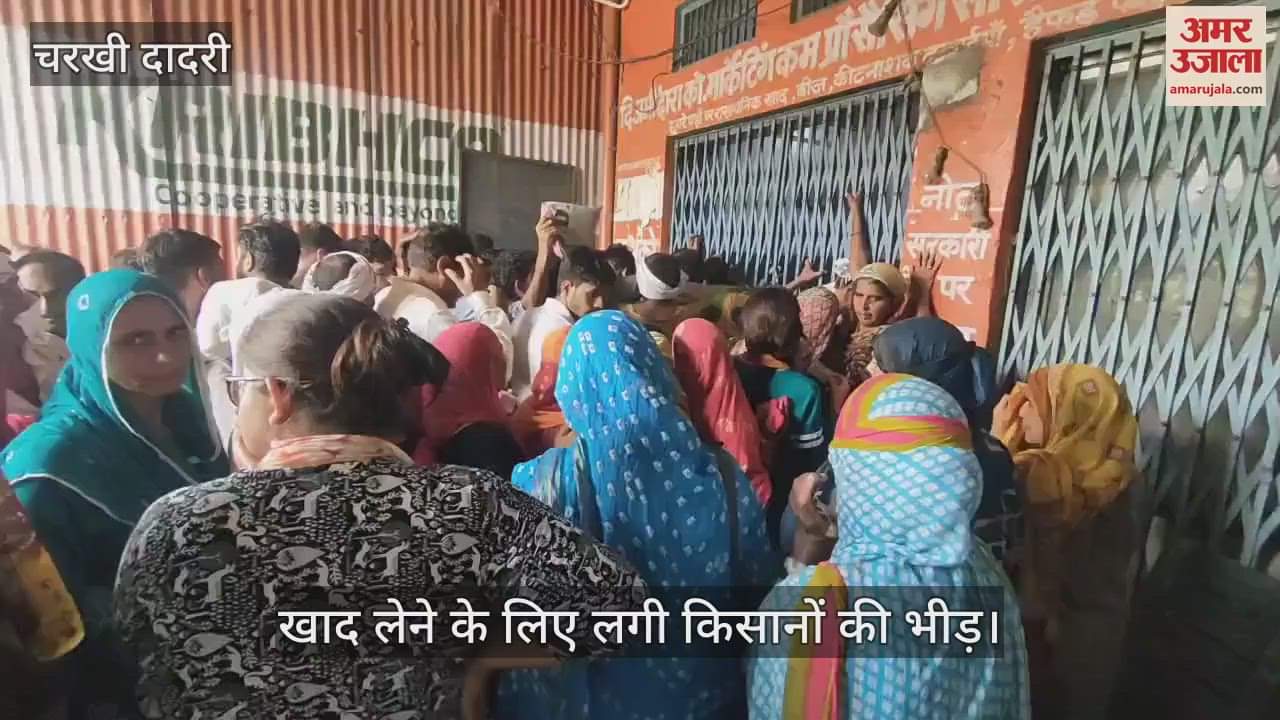 Crowd of farmers gathered to take fertilizer