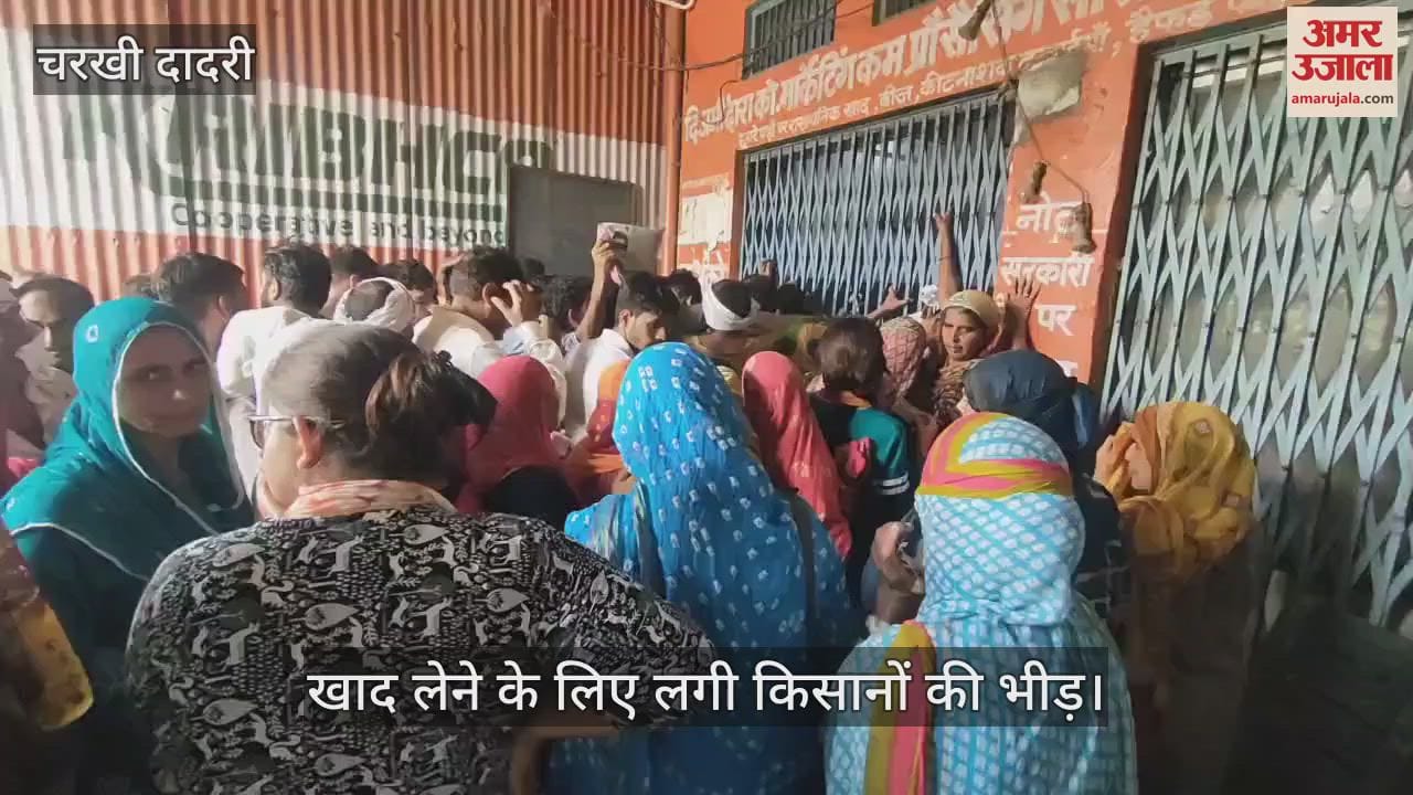 Crowd of farmers gathered to take fertilizer