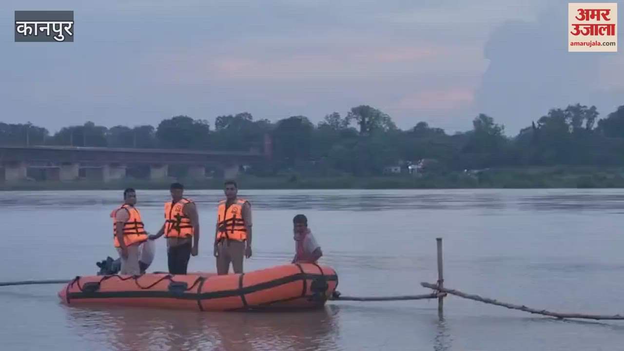 water level of the Ganga river is not stopping, police started monitoring with a motor boat