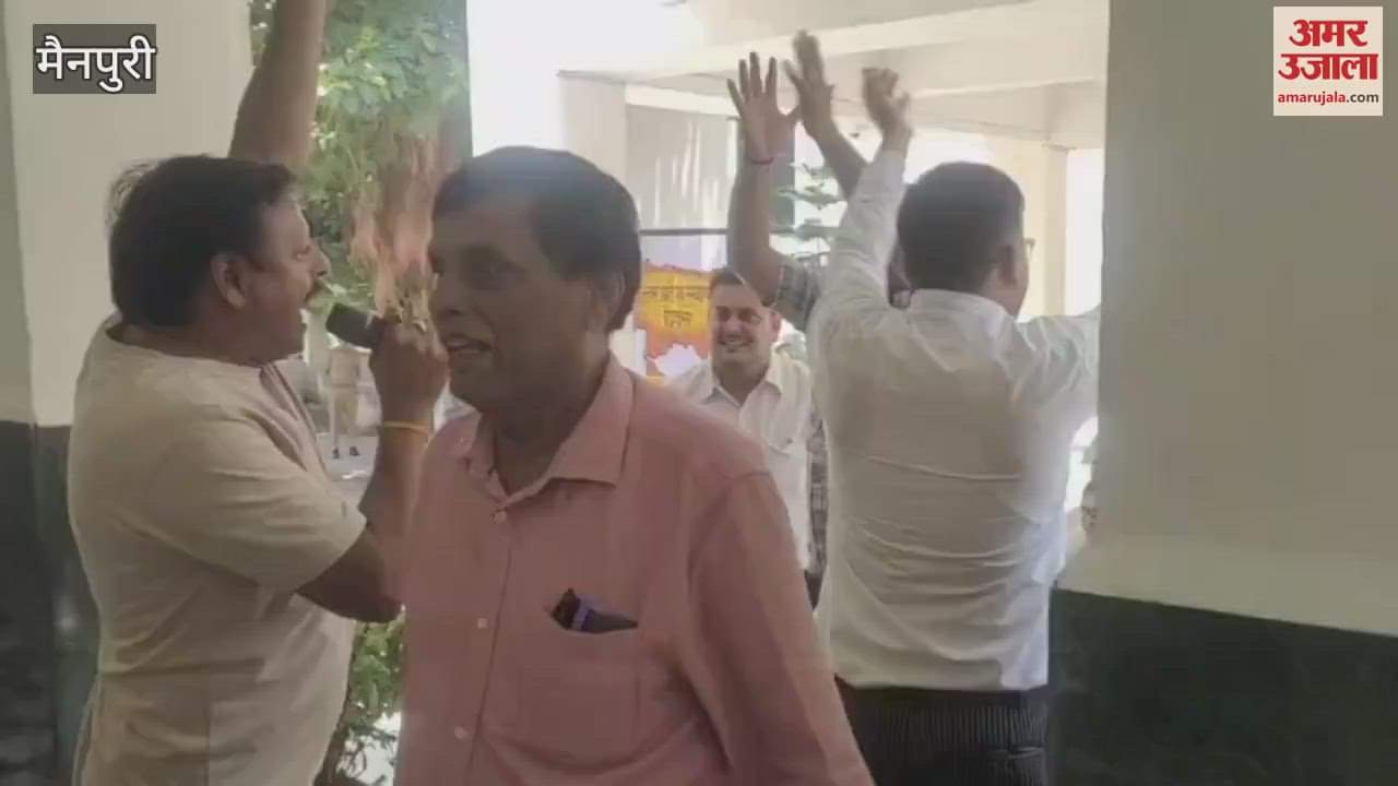 Revenue advocates demonstrated at DM office