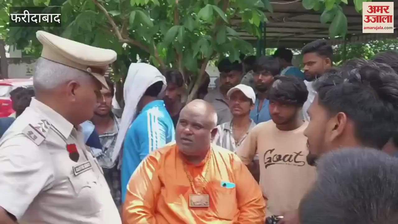 Policemen explaining to Bittu Bajrangi in Akash Patel murder case