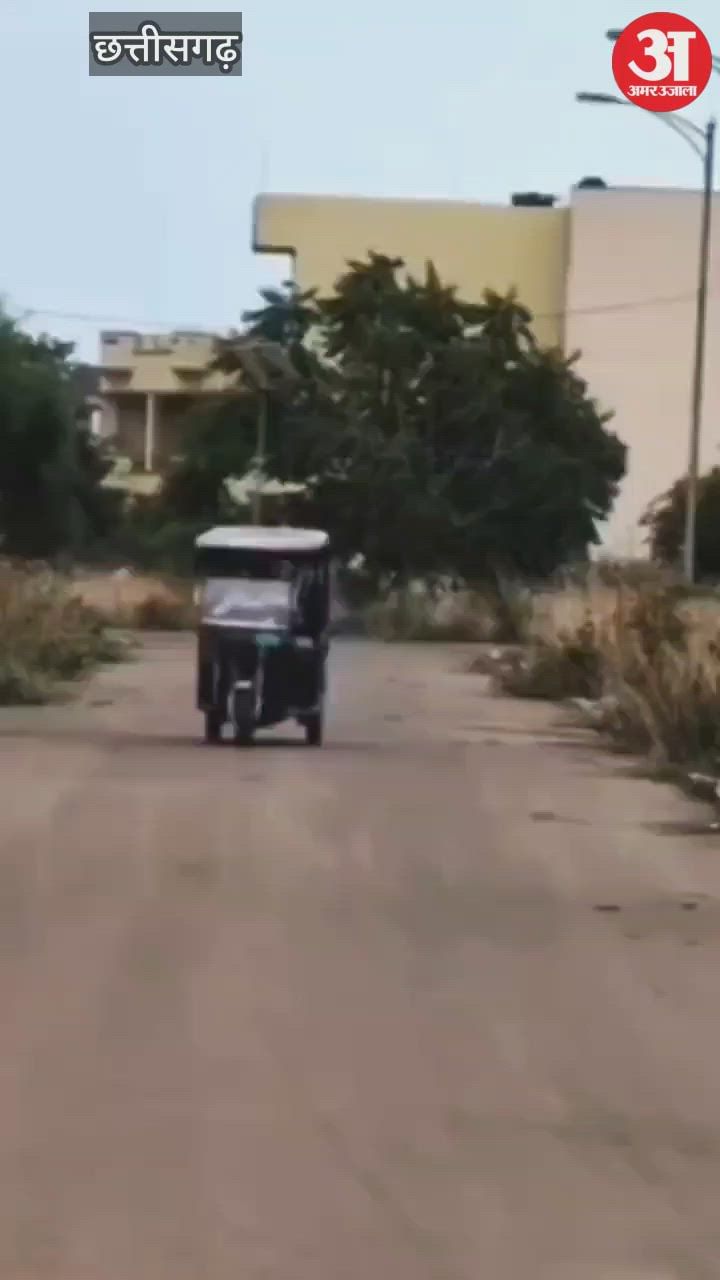 फिल्मी स्टाइल में ऑटो से खतरनाक स्टंट करना पड़ा महंगा,पुलिस ने लगा दी क्लास, देखें वायरल वीडियो