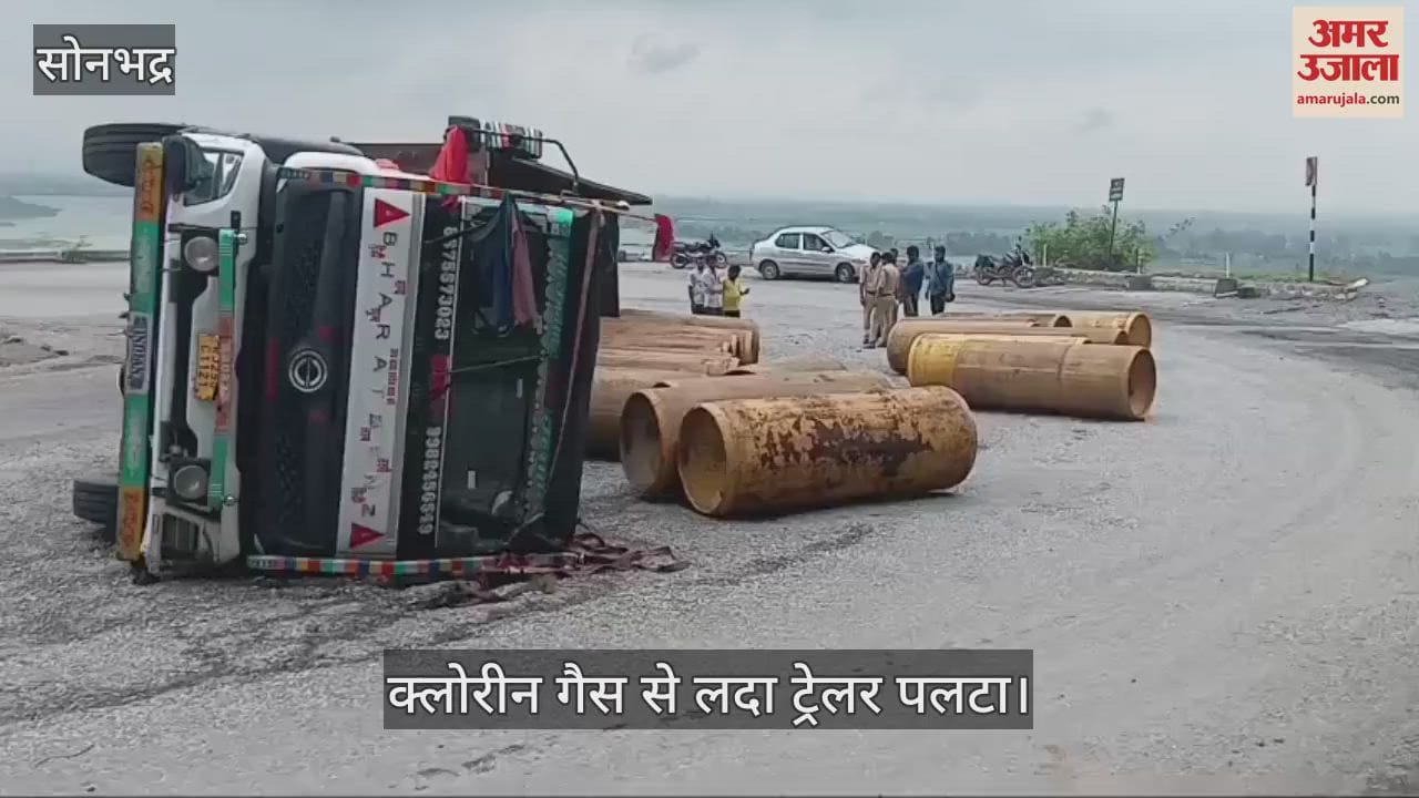 trailer loaded with chlorine gas overturned in Markundi Valley in sonbhadra