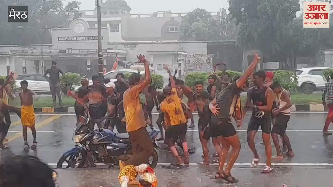 Meerut: Kawadis dance on highway in rain