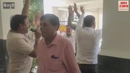 advocate protest in front of dm office in mainpuri