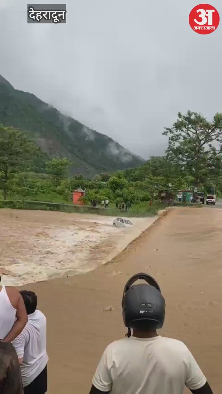 विकासनगर के नारो खाले के तेज बहाव में फंसी बैंक कर्मचारी की कार