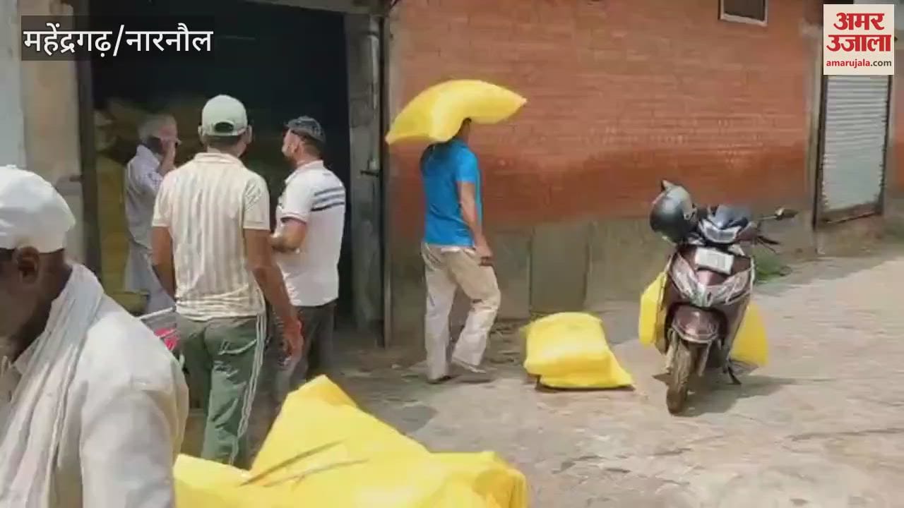 900 bags of urea reached the government fertilizer sales center in Mahendragarh, crowd of farmers gathered