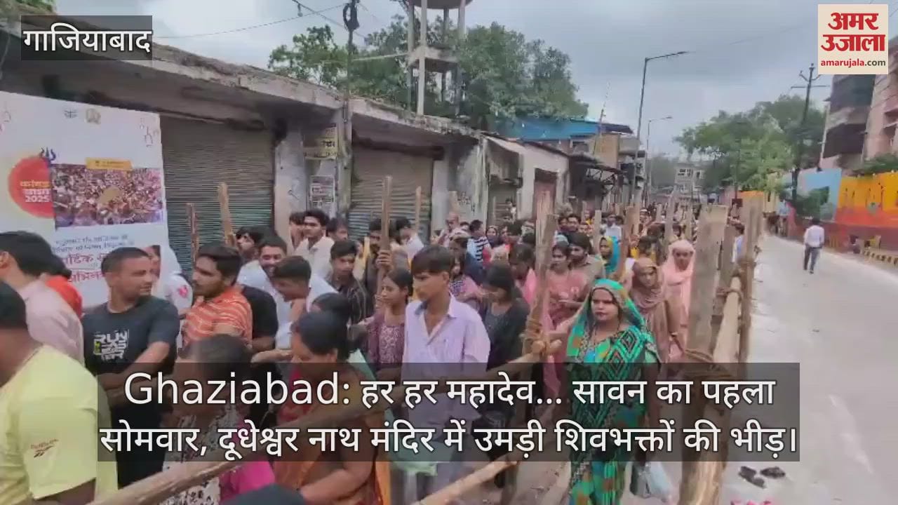 Crowd of Shiva devotees gathered for Jalabhishek at Shri Dudheshwar Nath temple