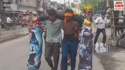 Meerut: Policemen accompanied the Kanwadis